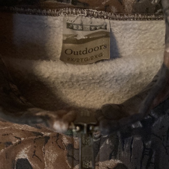Size 2-X Men’s Camouflage Jerzees Outdoor Jacket Has one pocket across front - Picture 2 of 5